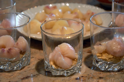 Verrines pêches-crème d'amande-sirop épicé