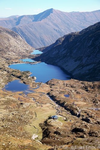 Vue plongeante sur le refuge et les étangs de Bassiès