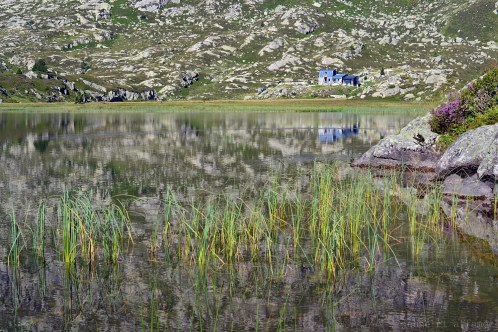 Le refuge de Bassiès se reflétant dans un étang