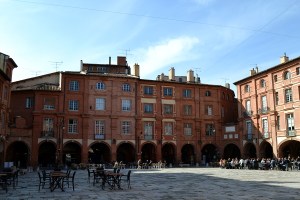 Briques et arcades pour la place principale de Montauban