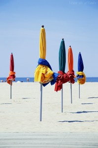 Plage de Deauville et ses parasols multicolores