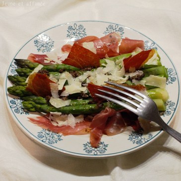 Entrée aux asperges, parmesan et jambon cru