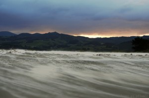 Plage au coucher du soleil, par une journée très ventée