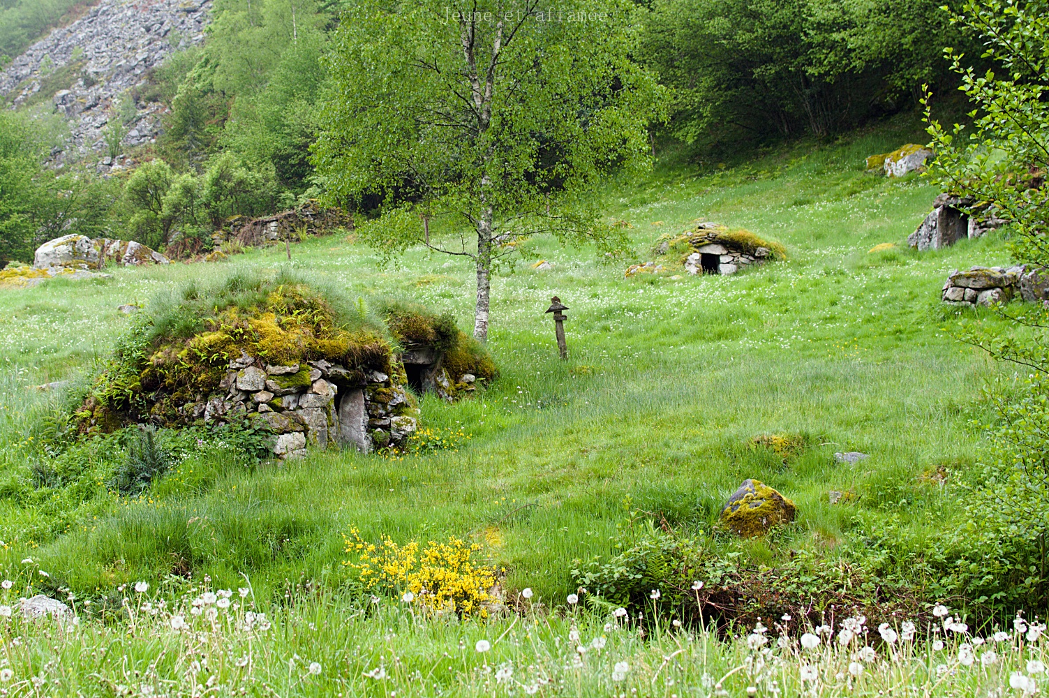 Le village d'estive de Peyre auselère et ses cabanes en pierre sèche