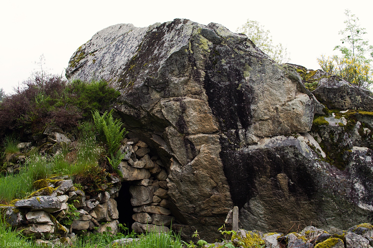 Cabane en pierre sèche, sous un énorme rocher