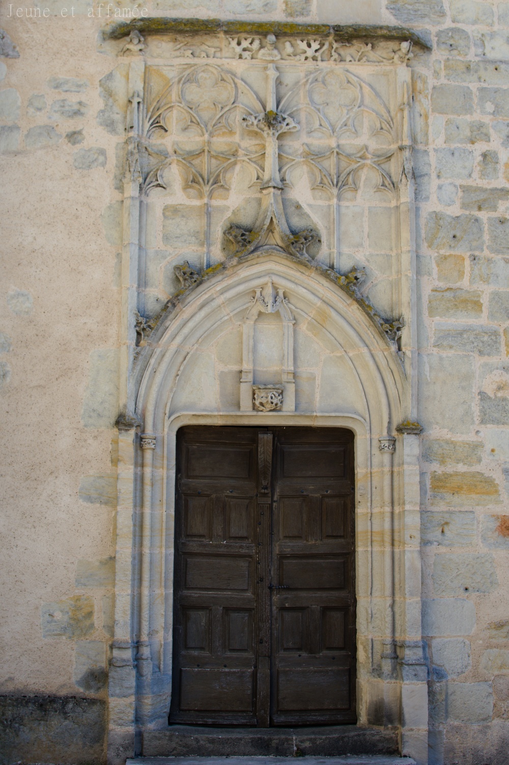 Une jolie porte sur le côté de l'église Notre-Dame à Vierzon