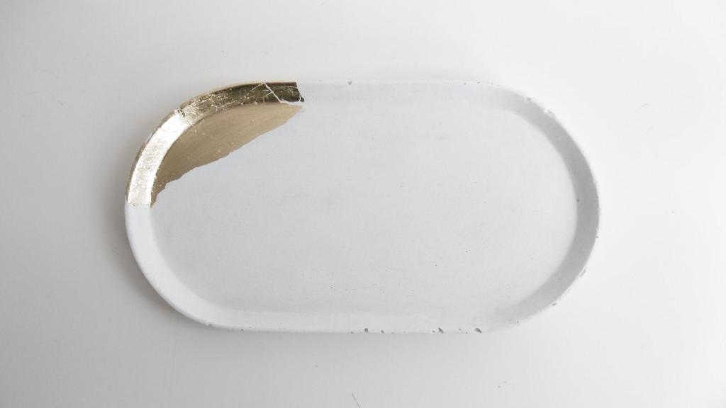Plateau béton blanc et doré