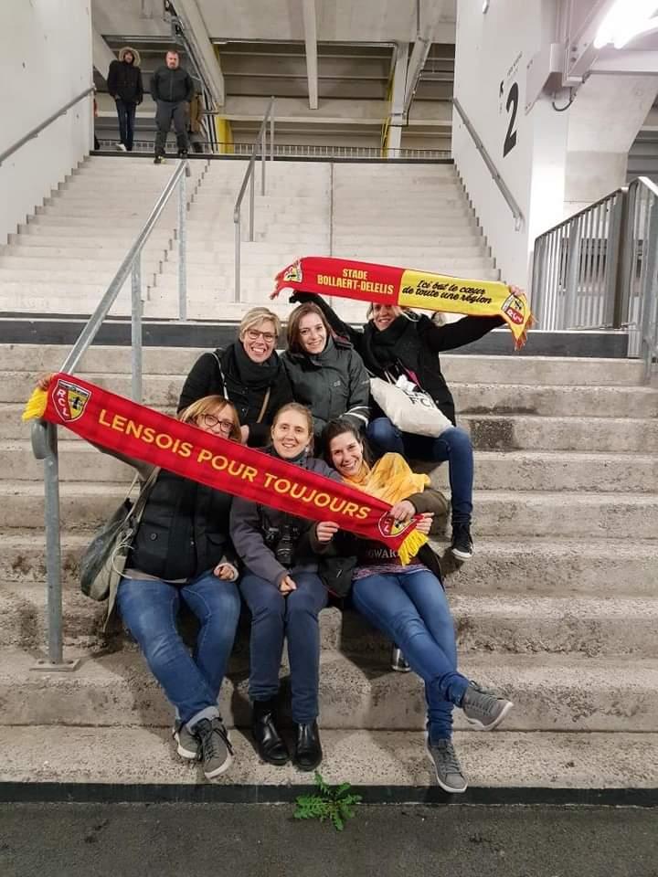 Groupe devant le stade Bollaert avec des écharpes du FC Lens