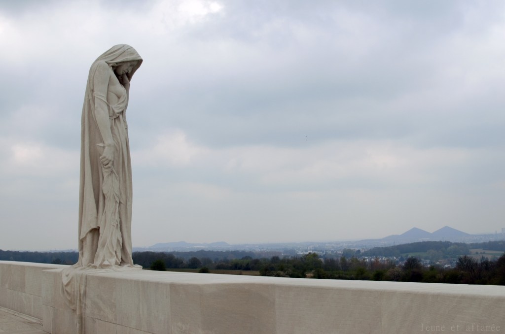 Mémorial de Vimy, sculpture et vue sur les terrils jumeaux