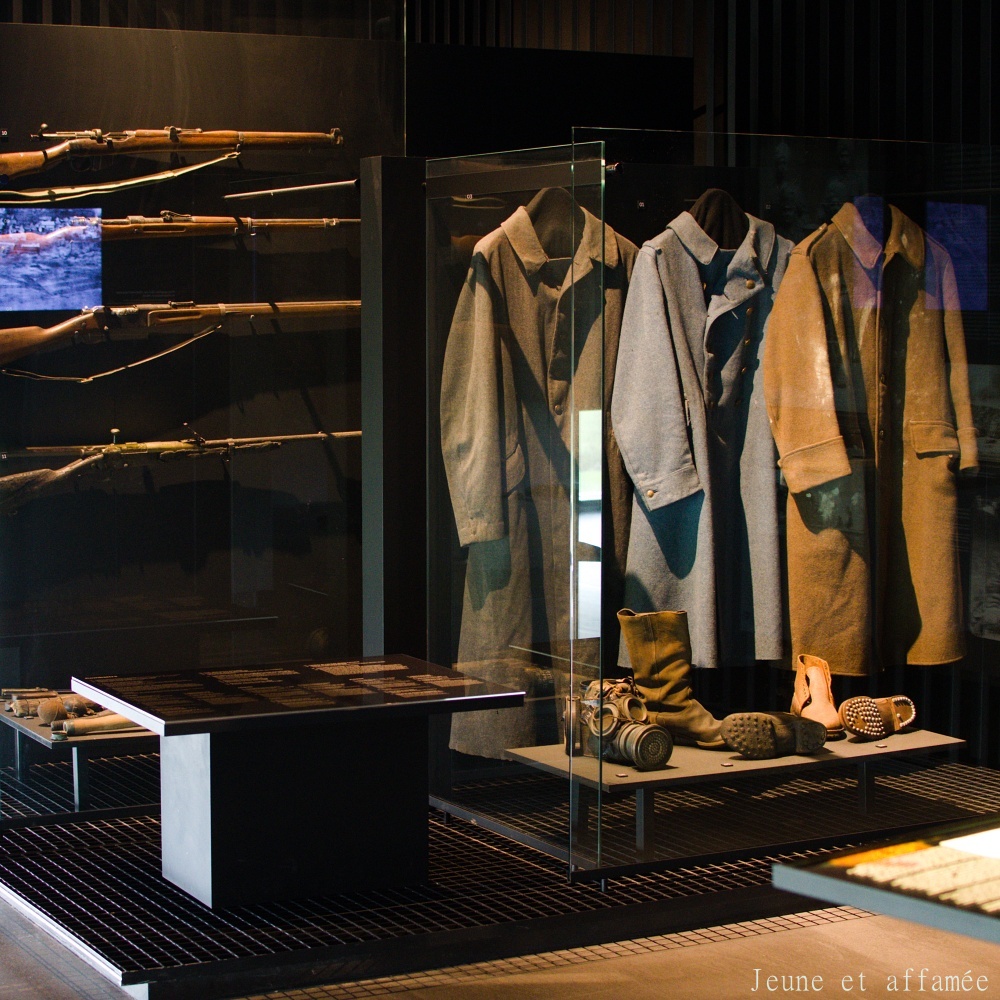 Musée vivant 14-18 Notre-Dame de Lorette, manteaux de soldats de la 1e guerre mondiale
