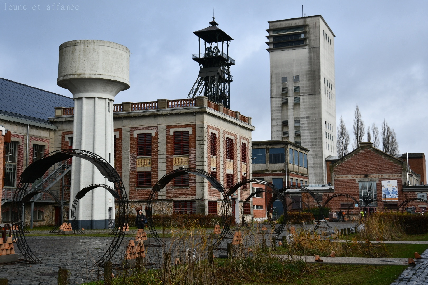 Base du 11/19, les anciens bâtiments de la mine et des installations métalliques pour la Sainte-Barbe