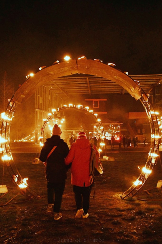 Un couple de dos sous une arche enflammée