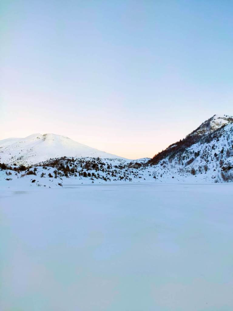 Un étang de montagne gelé