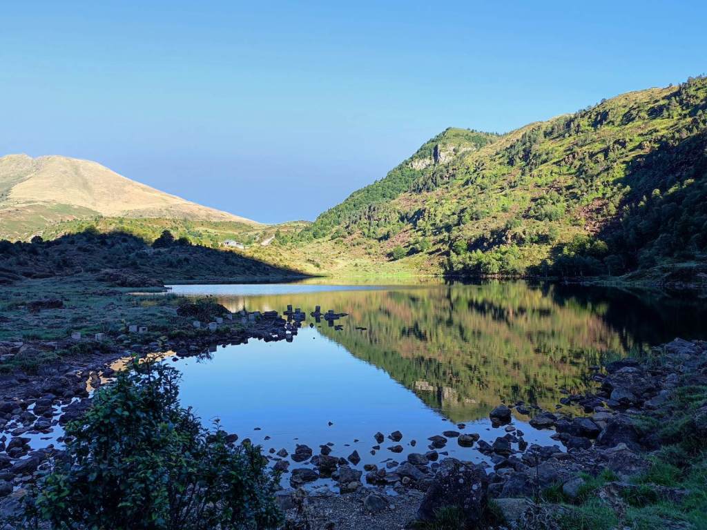 Reflet d'une montagne sur un étang