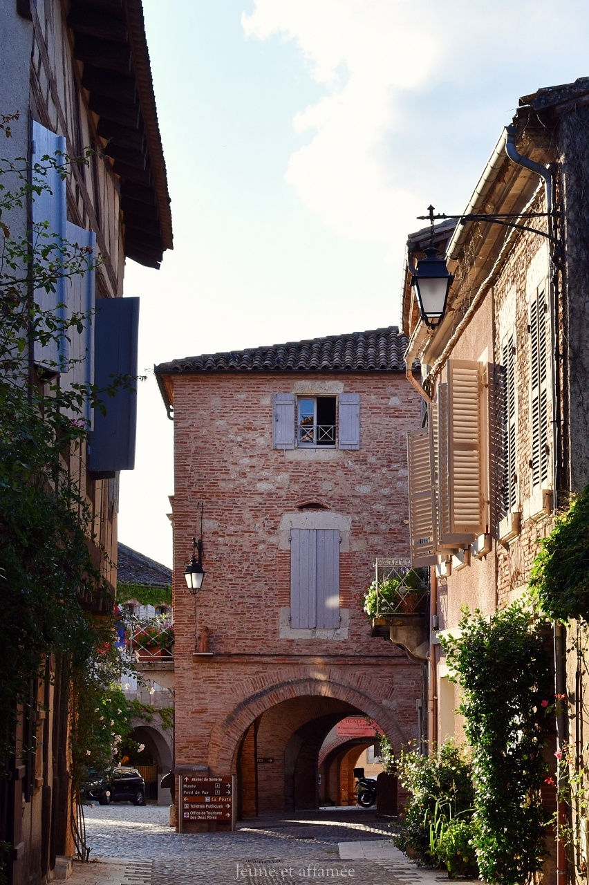 Rue d'Auvillar avec des maisons en brique