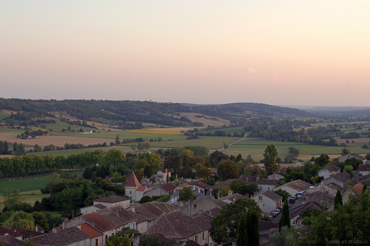 Vue sur Lauzerte et les coteaux autour