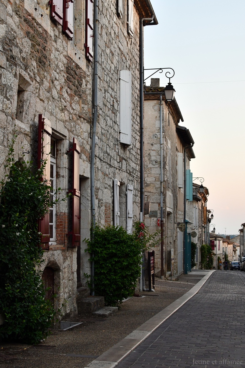 Rue de Lauzerte avec des maisons en pierre
