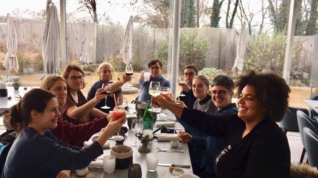 Groupe de blogueuses à table, en train de trinquer